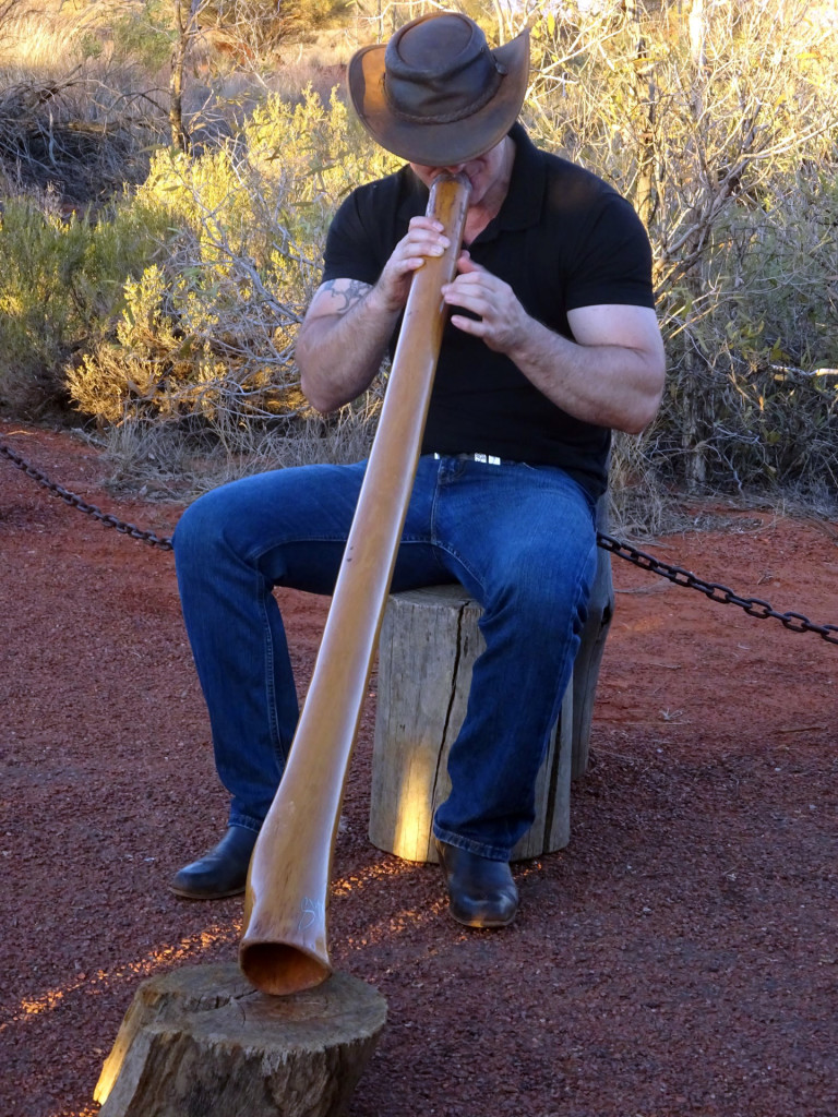 digeridoo man at uluru